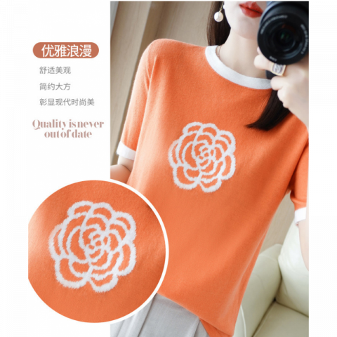 羊毛混纺圆领刺绣针织衫