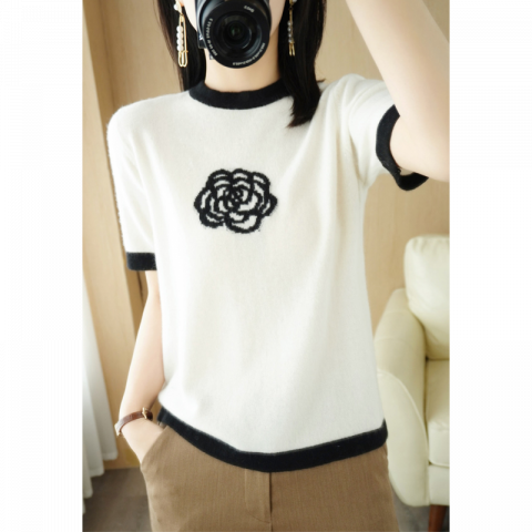 羊毛混纺圆领刺绣针织衫