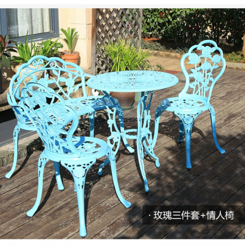 玫瑰白色铸铝桌椅三件套+情人椅组合（1桌2椅1长椅）